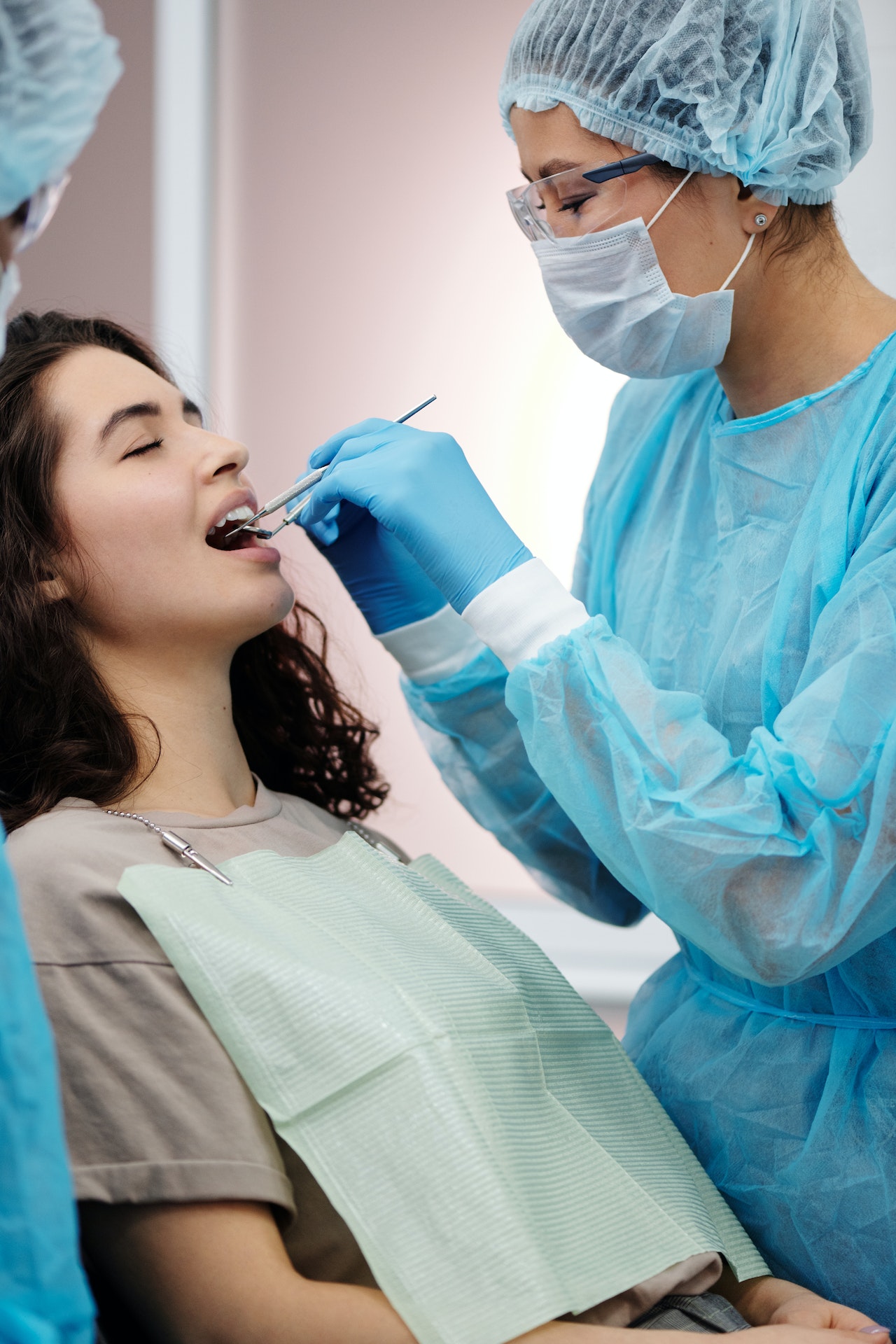 دانتوں کا ڈاکٹر مریضوں کے منہ پر کام کر رہا ہے